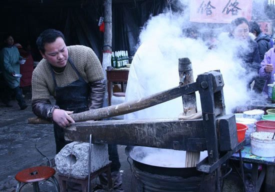 面或其他杂豆面和软,用饸饹床子(一种木制或铁制的有许多圆眼的工具)