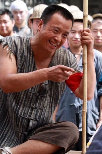 2005年褚栓忠可谓横跨古今,先是在大型历史题材的皇宫电视剧集《嘉庆