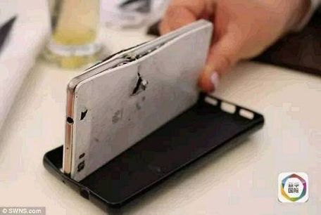 [苹果手机还能挡子弹]苹果手机进水还能用_国