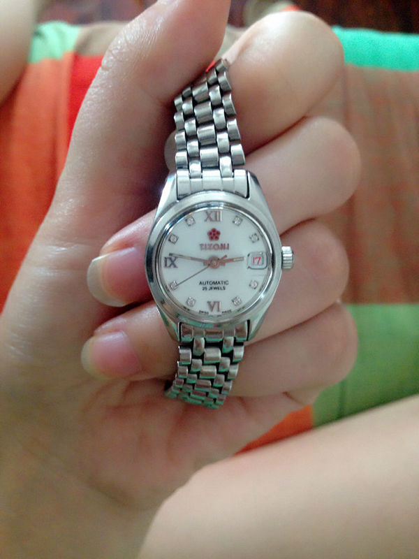 这是一款瑞士红梅梅花手表,应该是机械表,听说