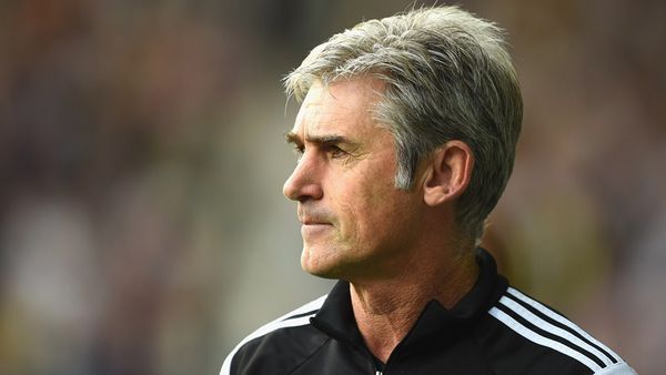 十万火急!请问这是哪个足球俱乐部的主教练?叫