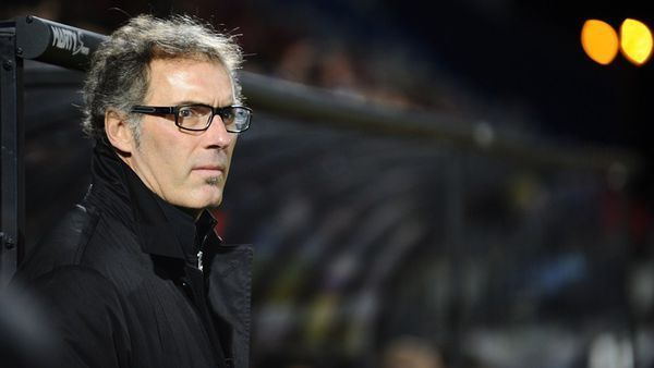 十万火急!请问这是哪个足球俱乐部的主教练?叫