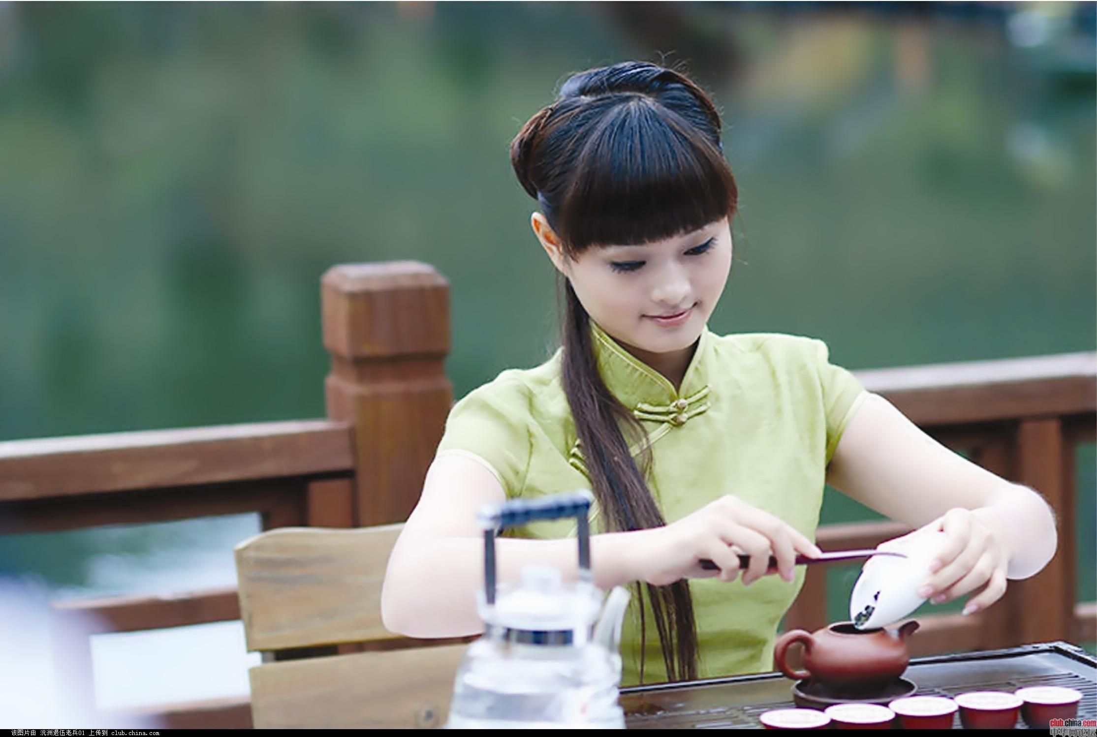 第一章 茶的起源与发展 第一节 茶的起源 第二节 茶的发展 第二章 茶具的起源与发展 第一节 茶具的起源 第二节 茶具的发展 第三章 茶具的种类及选配 第一节 茶具的种类 第二节 茶具的选配 第四章 紫砂茶具 第一节 紫砂陶艺 第二节 紫砂陶的特性 第三节 紫砂茶具的渊源与发展 第四节 紫砂壶 第五节 紫砂壶的鉴赏与鉴定 第六节 紫砂茶壶的选择和使用 第七节 紫砂茶壶的整修与保养 第五章 茶具配置 第一节 主茶具 第二节 辅助茶具 第三节 煮、贮水茶具 第六章 历代名家名壶 第七章 茶具精品鉴赏 第八章