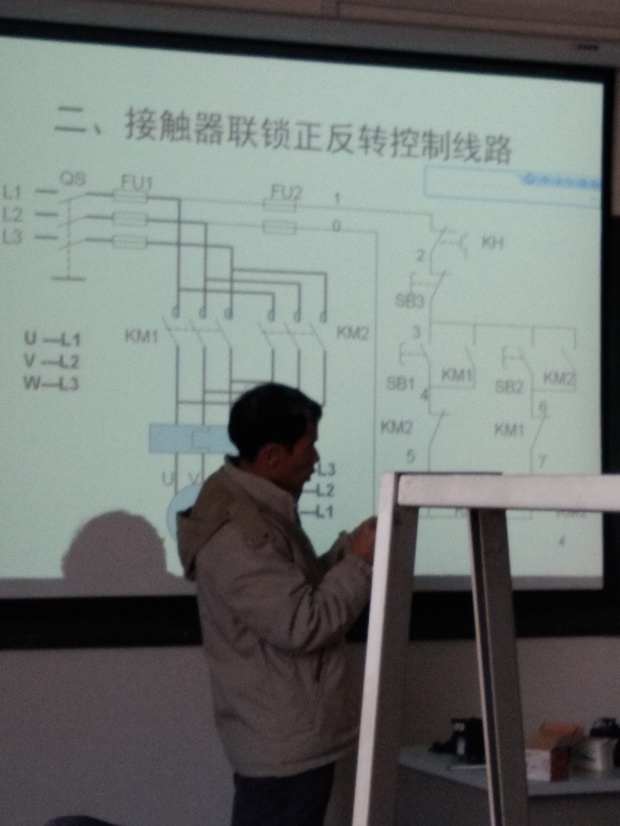 LV2017-12-03接触器有主触头和**触头,主触头依调相耒达到正反转目的.这是主电路。另外**触头作用是控制电路.**触头有长开及长闭.如设A接触器为正转.B接触器为反转.各接触噐作一对长开**触头为线圈通电自保,而该线圈跨接在另一接触器长闭辅触头上.如A接触器线圈接在B接触器辅长闭触头上,反之B接触器线圈接在A接触器辅触头长闭触头上,这叫互保,达到正反转触头控制目的.