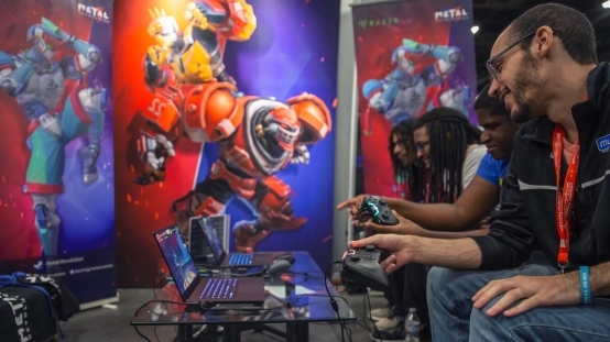 腾讯自研格斗游戏《金属对决》携雷蛇黑鲨亮相美国EVO