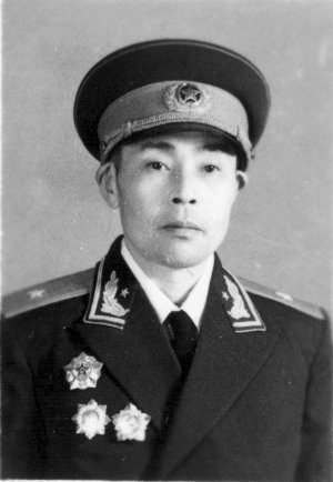 1912年6月出生于湖南浏阳.